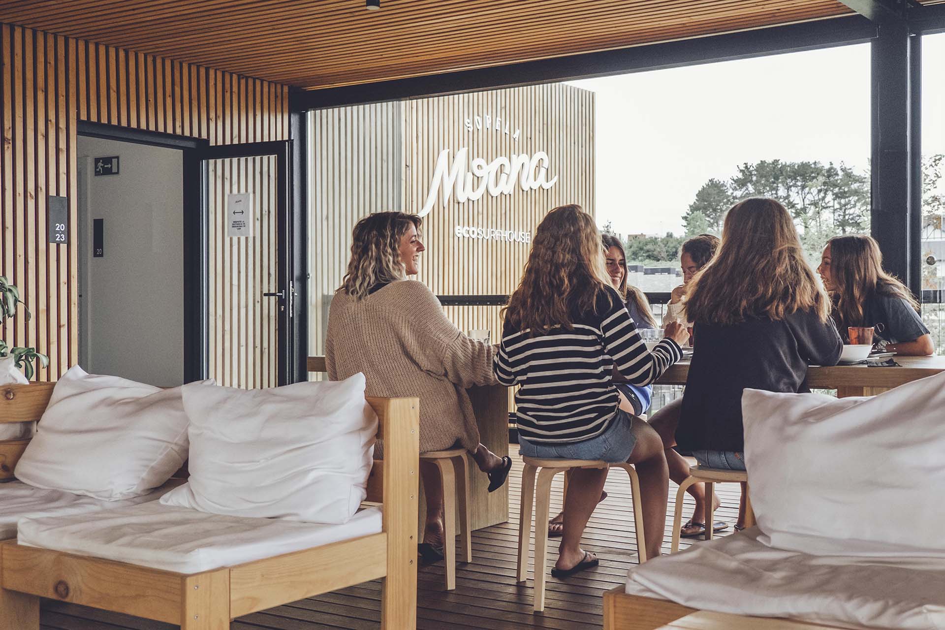 Comedor exterior en Surf Camp